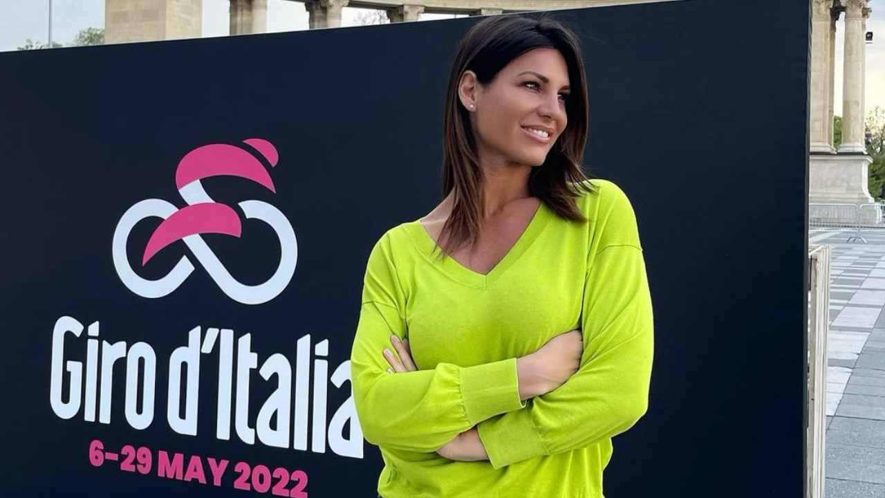 Barbara Pedrotti La Camicia Si Sbottona In Riva Al Mare Seduzione Istantanea Foto