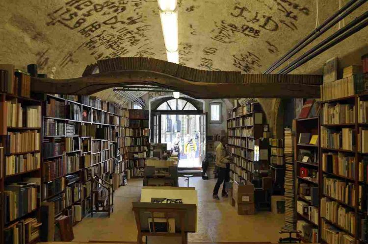 La riapertura delle librerie e il peso della cultura