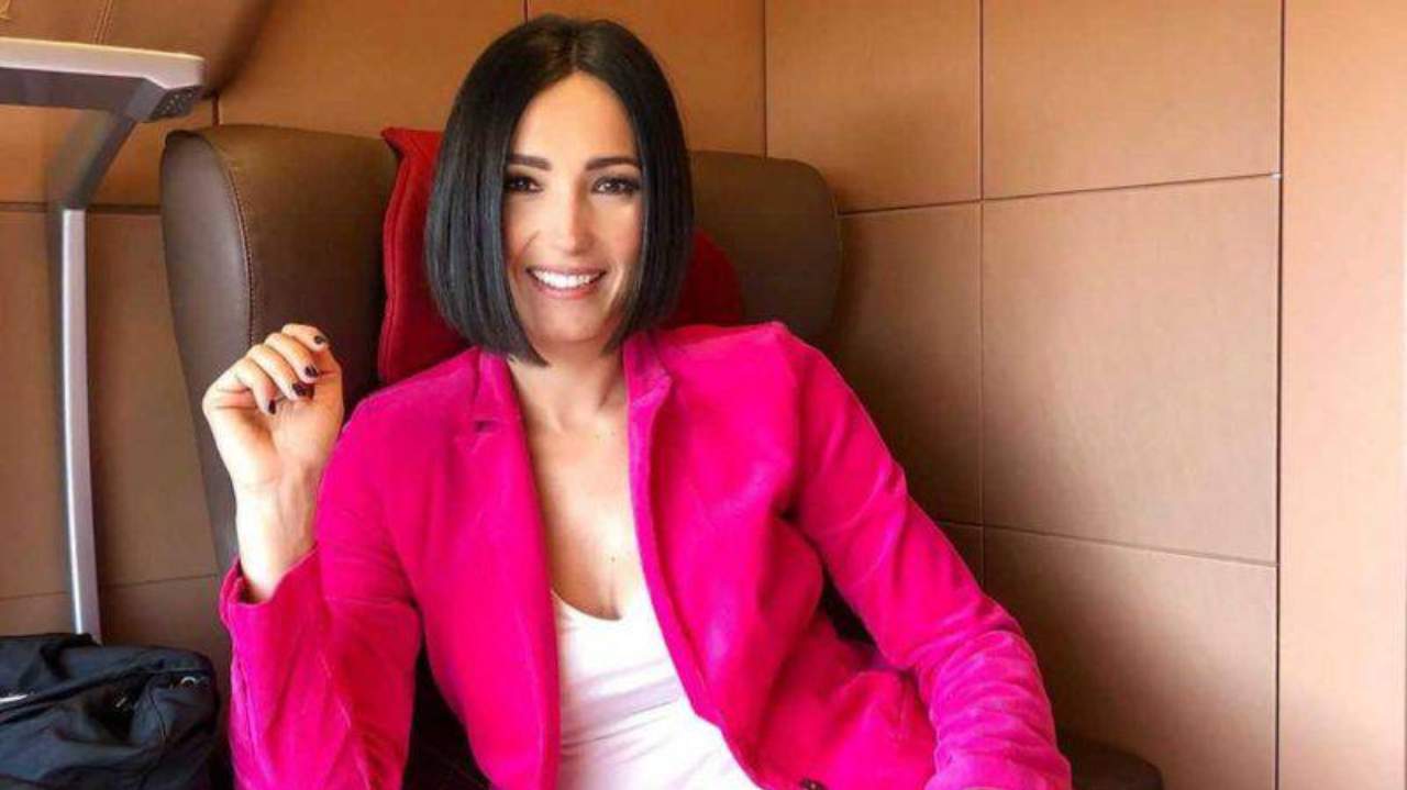 Caterina Balivo in piscina il lato A spettacolare, bellissima- FOTO