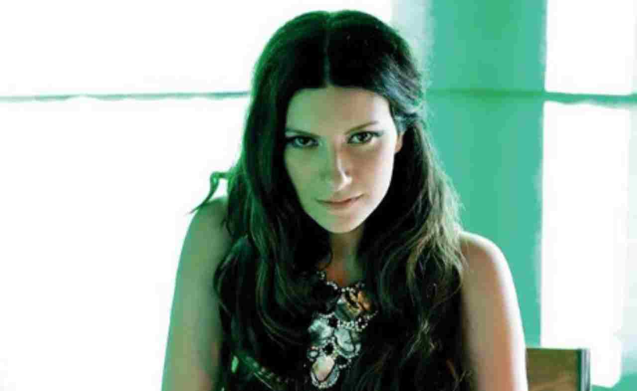 Laura Pausini | la FOTO in costume di qualche anno fa | bellissima