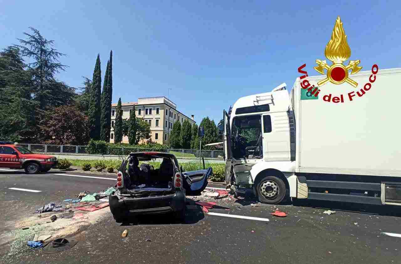 Auto Contro Camion, Muore Giovane Donna. Bilancio Pesantissimo