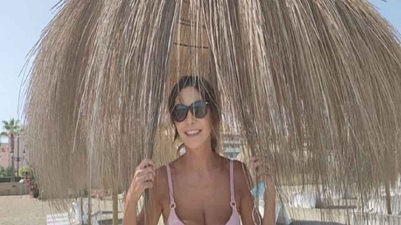 Emanuela Folliero, curve morbide in bikini: uno spettacolo - Foto