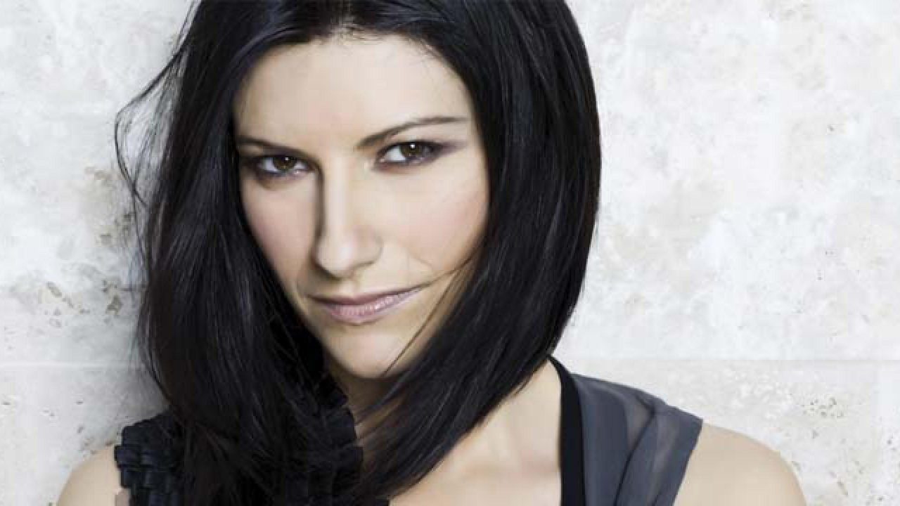 Laura Pausini in costume intero total black, boom di like ...