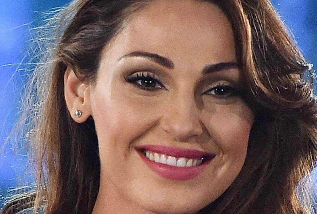 Anna Tatangelo, Lato B In Primo Piano. Si Gira E Il Lato A è Magico - FOTO