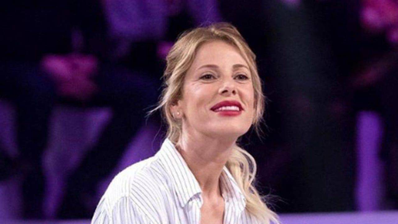 Alessia Marcuzzi nuda allarga le gambe, la giacca copre poco FOTO