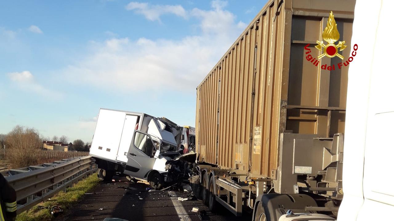 Doppio Incidente In Autostrada: Giovane Uomo Perde La Vita