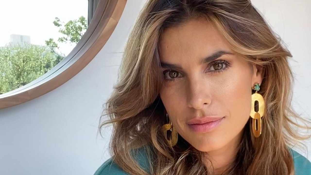 Elisabetta Canalis da brividi: in accappatoio e si scopre tutta - FOTO