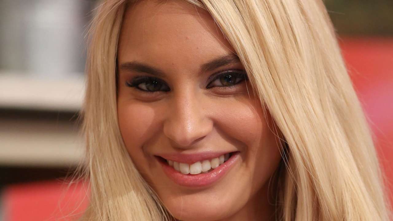 Francesca Brambilla in topless nella vasca: un bagno bollente! - FOTO