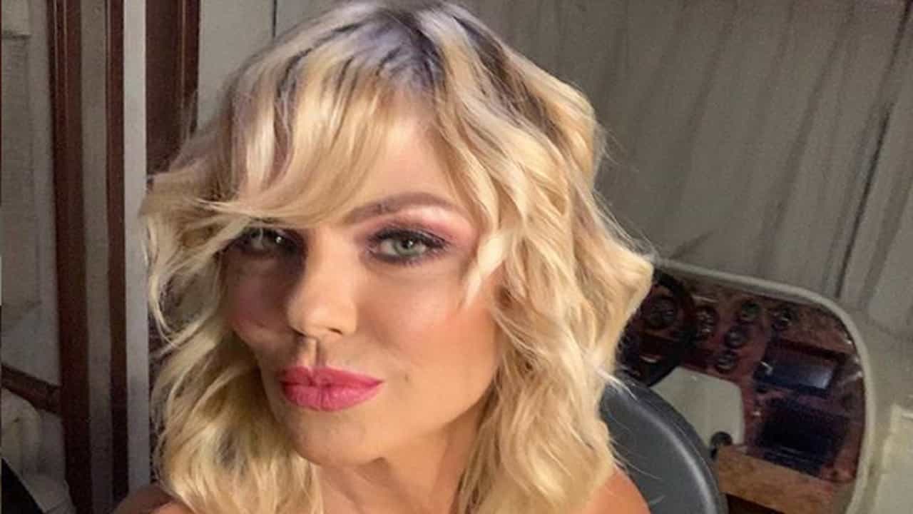 Matilde Brandi, foto profilo devastante e vestitino rosa super glitterato:  sexy