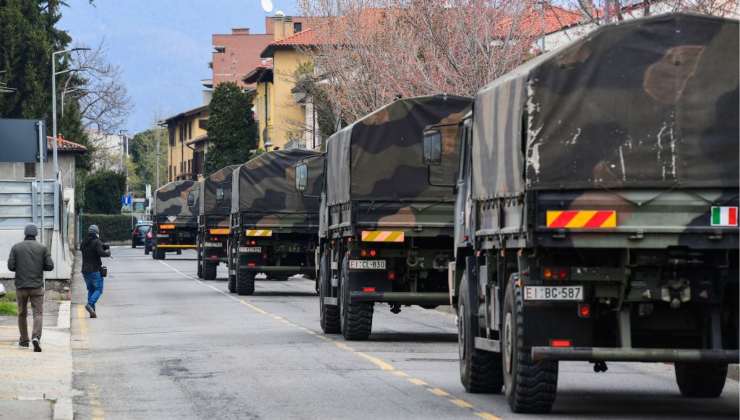 Fila di camion dell'Esercito che portano via le bare dall'ospedale di Bergamo - Getty Images