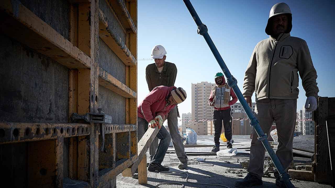 Рабочие построят. Чернорабочий. Рабочие на стройке фото. Рабочий на стройке эпическое. Негр рабочий на стройке.