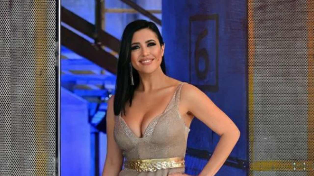 Claudia Ruggeri esagera e resta completamente svestita. FOTO è “vietata”