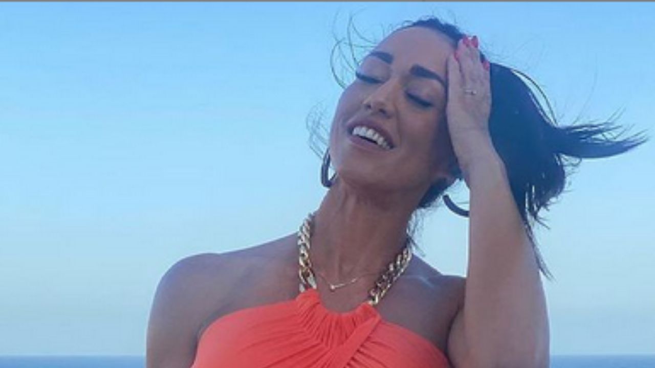 Federica Pacela apre al sogno e tira su il costume: vietata ai minori - Foto