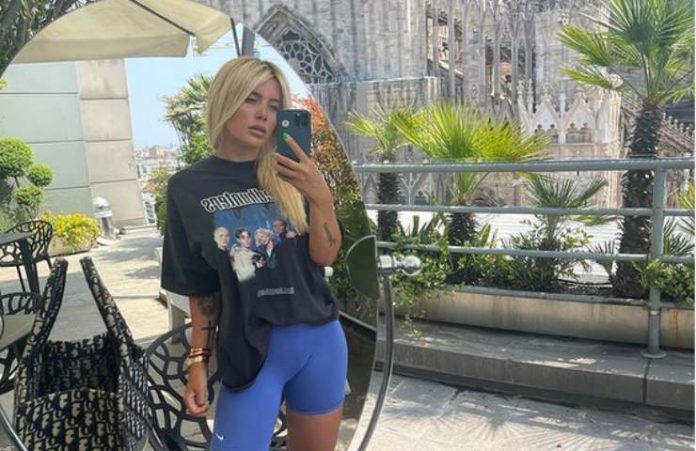 Wanda Nara In Blu Lanima Bollenteselfie Allo Specchio Toglie Il Respiro Foto 