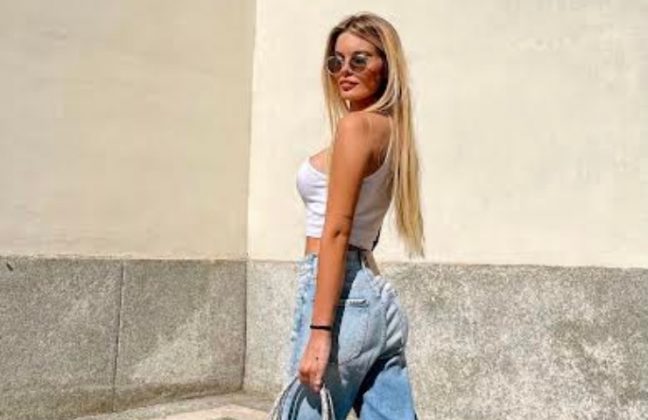 Sophie Codegoni e lo scatto al mare con il lato A in vista - FOTO