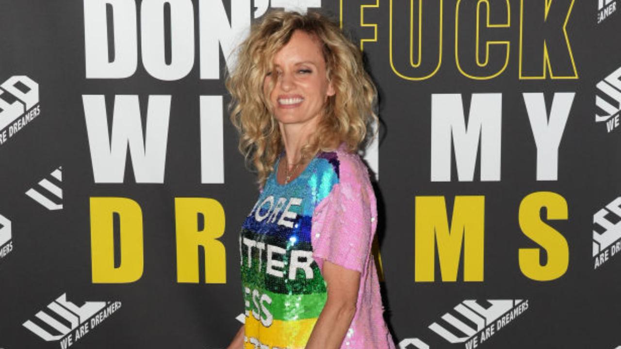 e al limite justine mattera esagera la visuale sfiora le mutandine foto