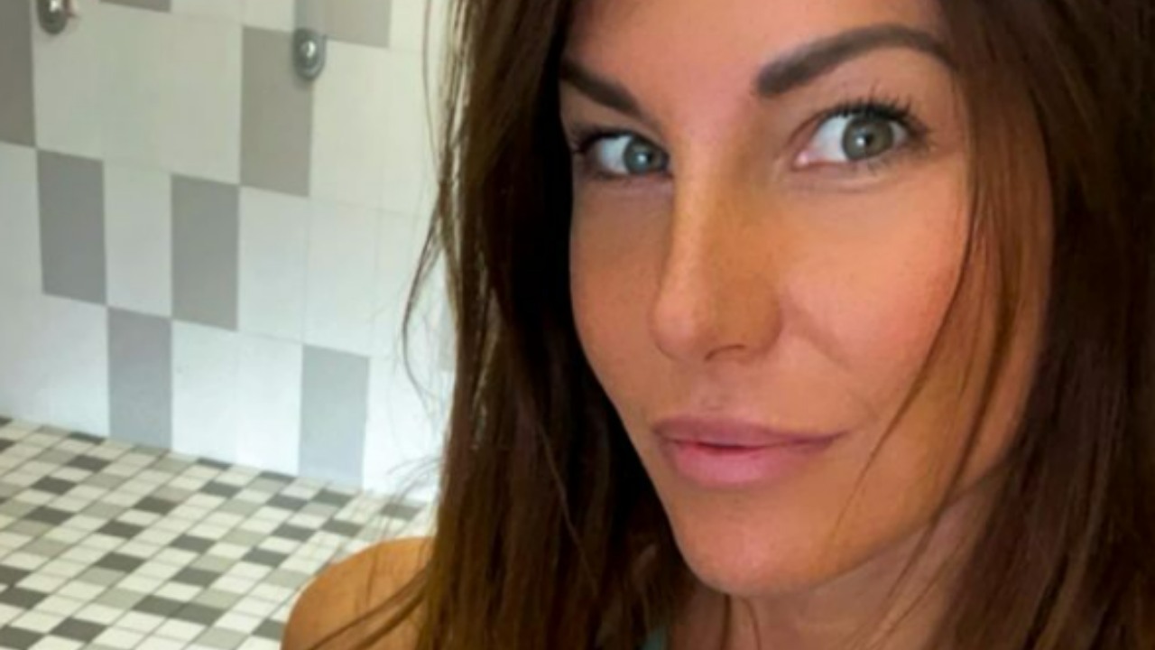 Barbara Pedrotti sul divano vince facile gambe nude e popcorn - FOTO