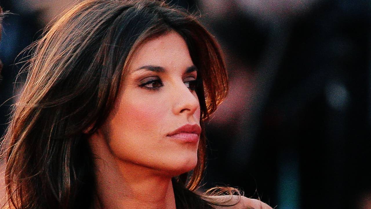 Ogni parola è superflua” Elisabetta Canalis lato B in primo piano:  spettacolo pazzesco - FOTO