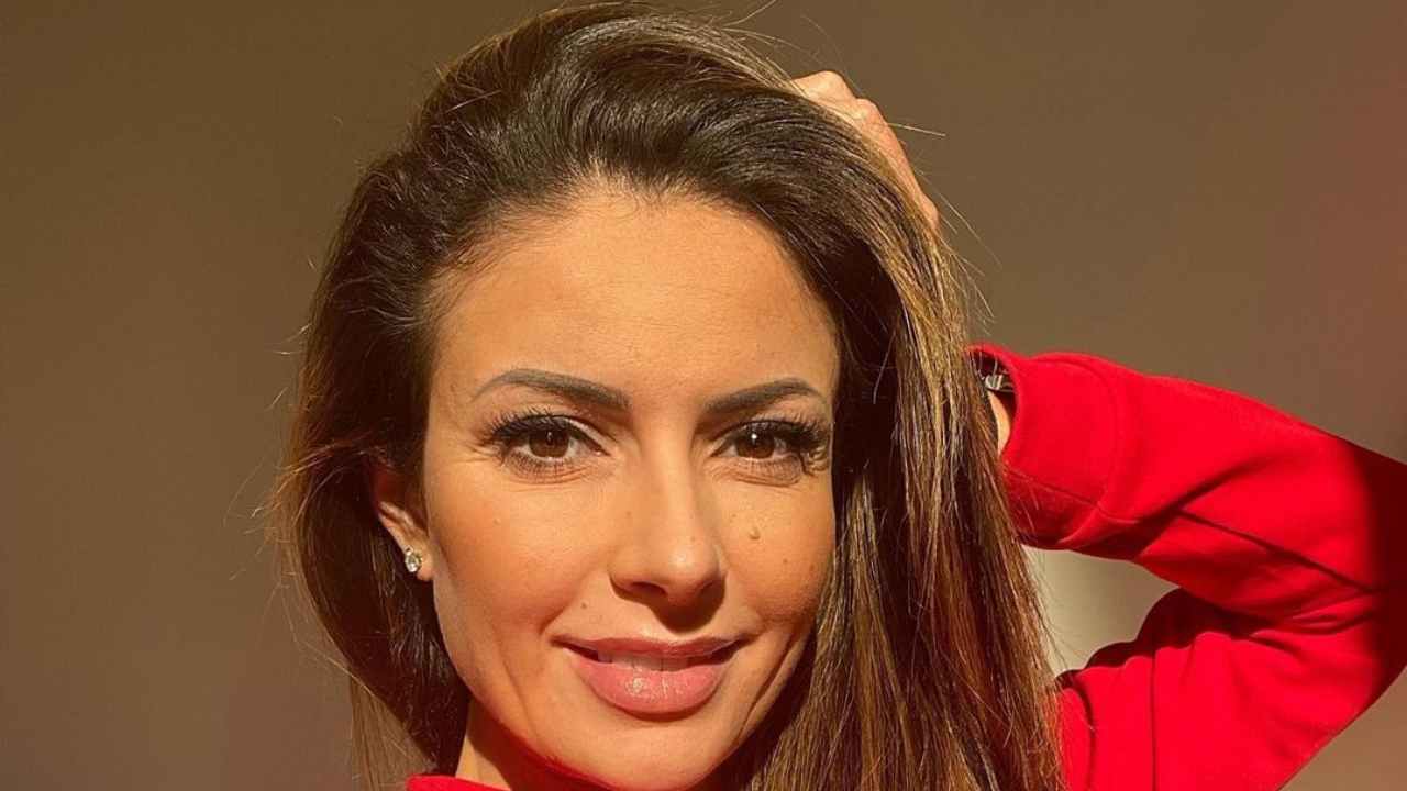 Monica Bertini, il vestitino rosso esalta le forme generose: tripudio di  curve