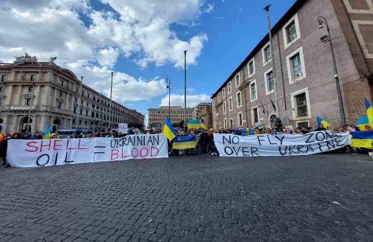 L'Italia sostiene l'Ucraina con manifestazioni contro la guerra: le parole di Draghi