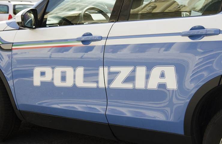 Latina auto contro albero morta ragazza