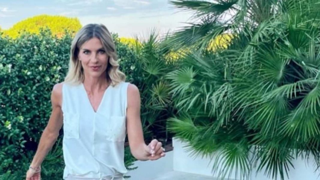 "Che Fisico": Martina Colombari In Costume Fa Strage Di Cuori. Forme ...