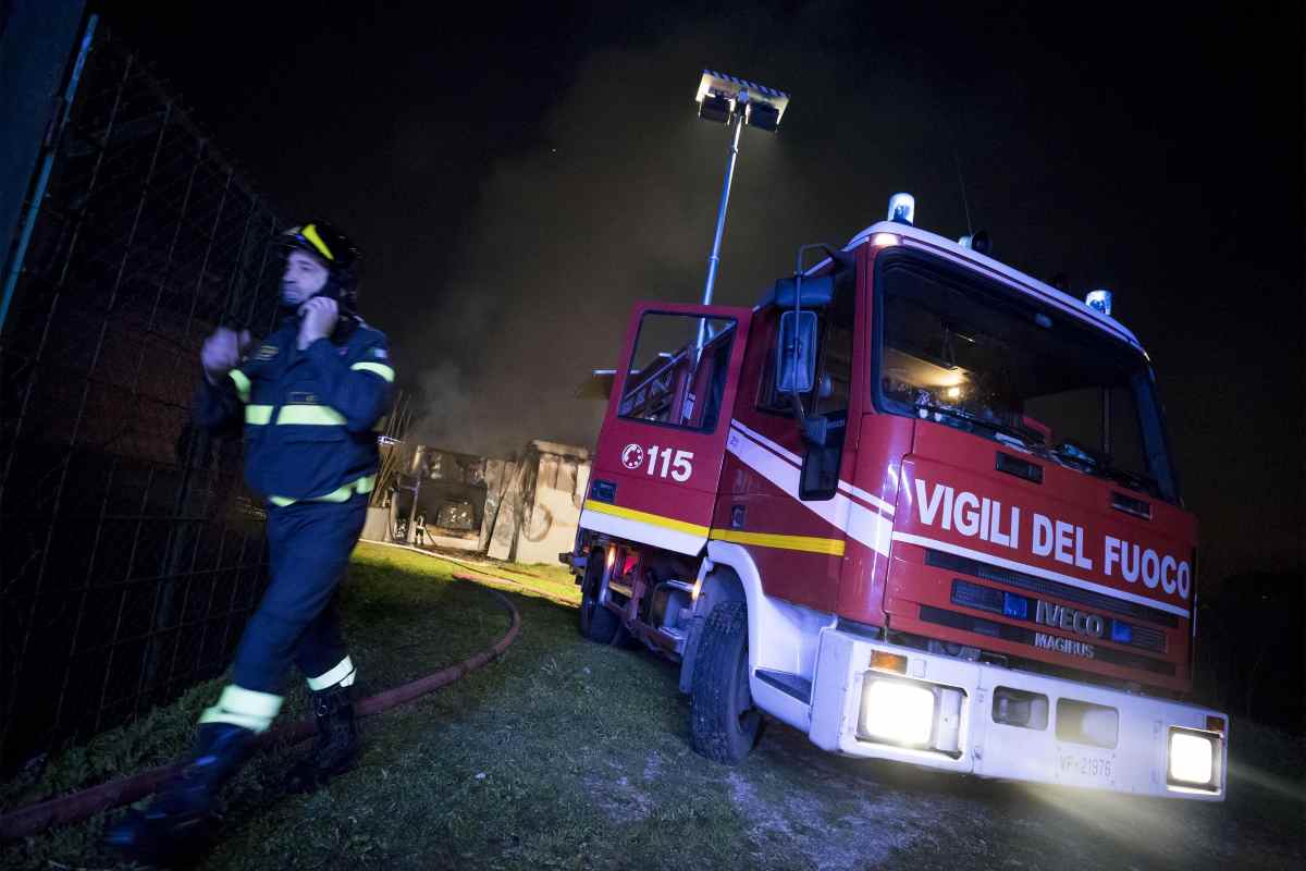 Rozzano incendio baracca morto uomo ferita donna